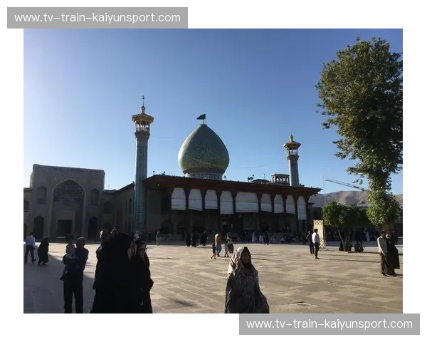 烈焰红裙邂逅蓝色清真寺：当板鸭遇到土鸡，谁才是地中海的灵魂之王？